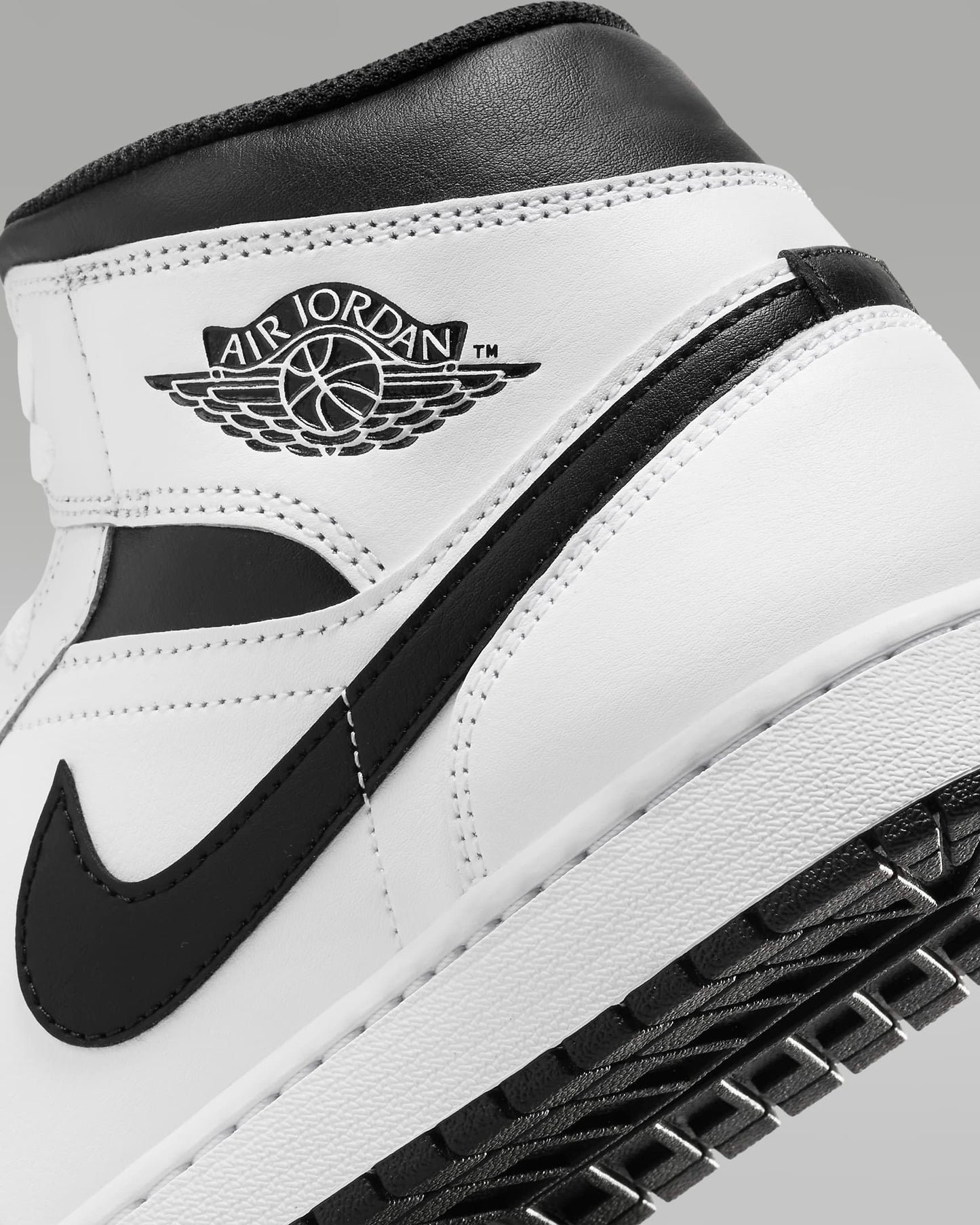 air-jordan-1-mid-shoes-reverse-panda-details