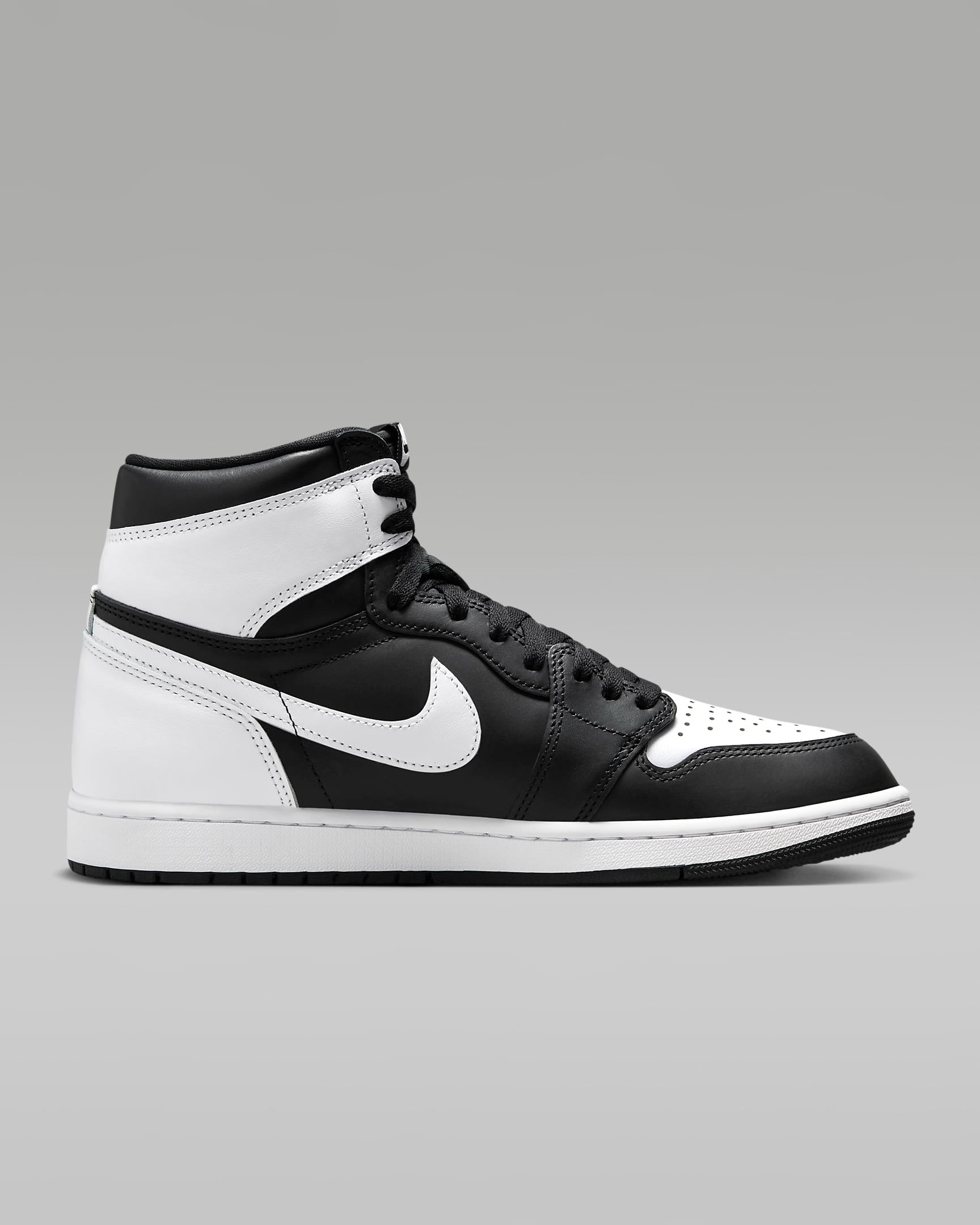 air-jordan-1-retro-high-og-black-white-backside