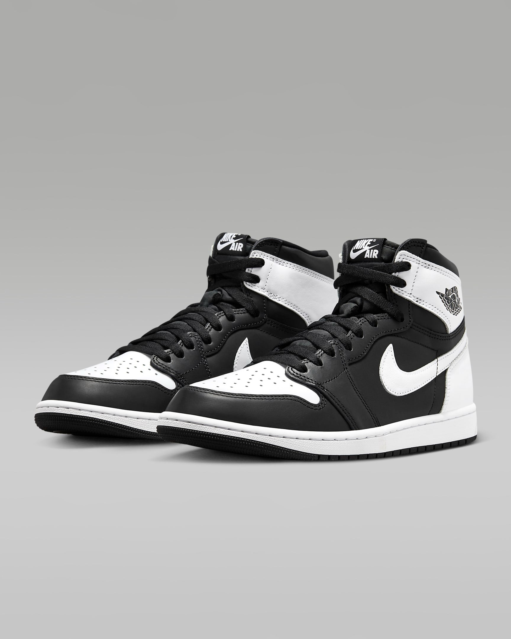 air-jordan-1-retro-high-og-black-white-pair