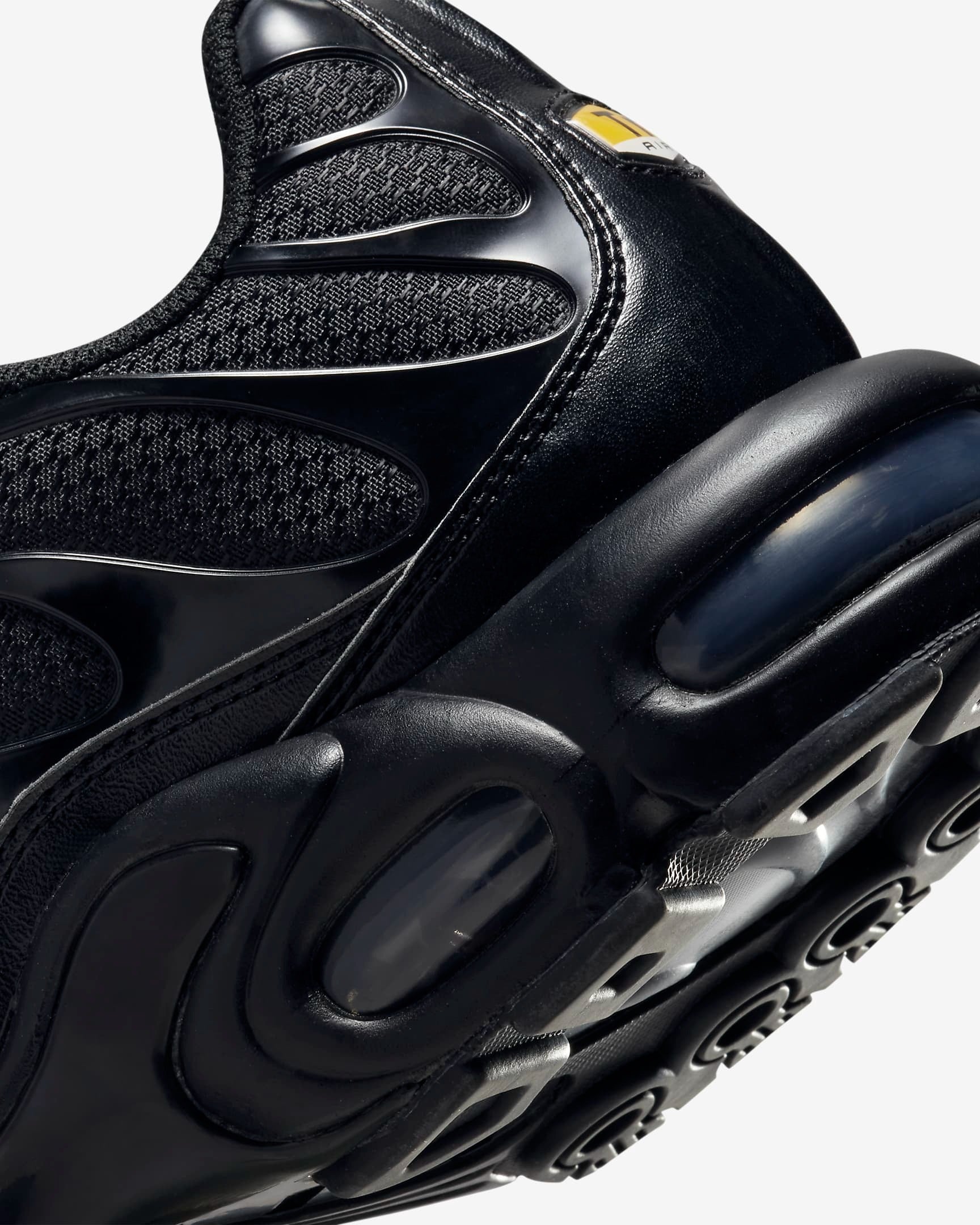 air-max-plus-shoes-tripple-black-details