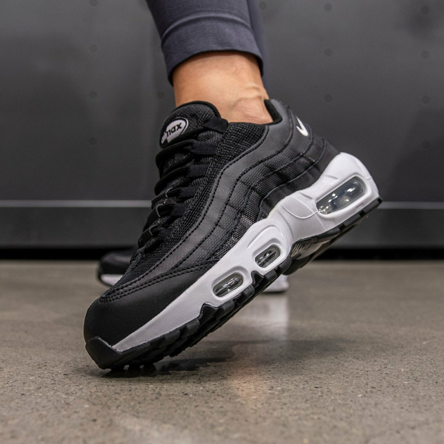 Air max 95 black and white hot sale on feet